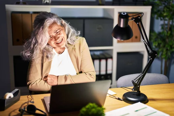 Žena Středního Věku Šedivými Vlasy Pracuje Počítačem Notebook Pozdě Noci — Stock fotografie
