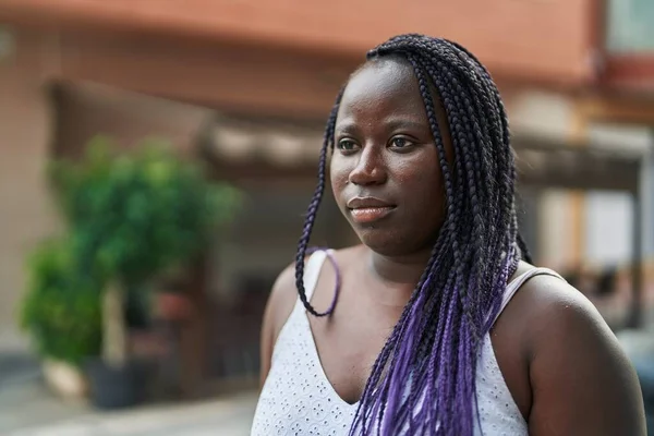 Mulher Afro Americana Olhando Para Lado Com Expressão Séria Terraço — Fotografia de Stock