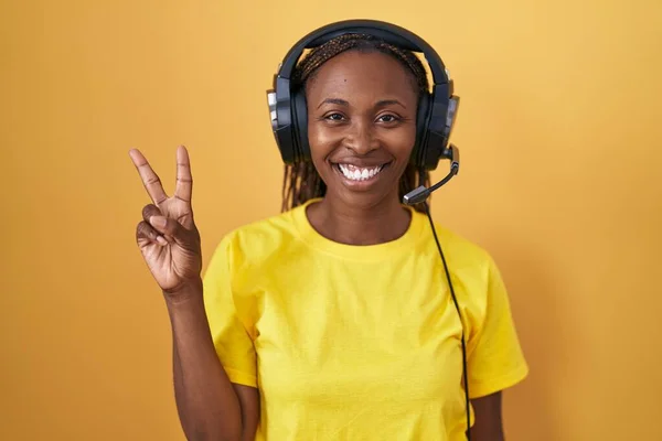 Mujer Afroamericana Escuchando Música Usando Auriculares Mostrando Señalando Con Los —  Fotos de Stock