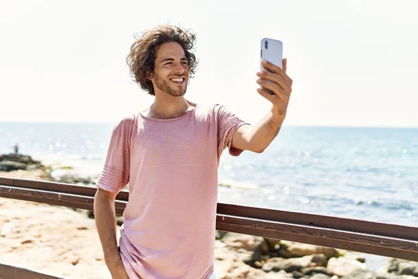 Mutlu Gülümseyen Genç Spanyol Adam Sahilde Duran Akıllı Telefonun Yanında — Stok fotoğraf