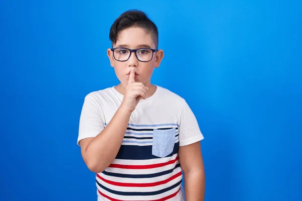 Young Hispanic Kid Standing Blue Background Asking Quiet Finger Lips — Stock Photo, Image