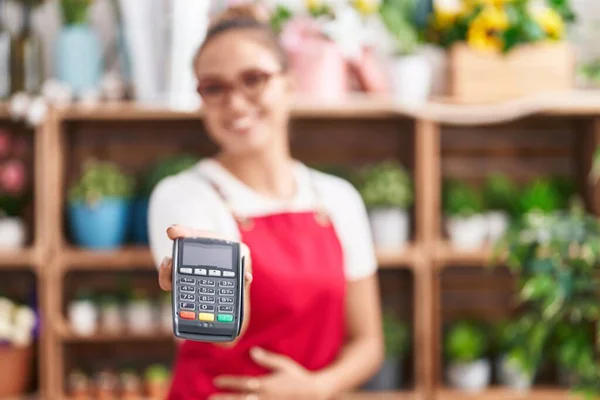 Ung Vacker Latinamerikansk Kvinna Florist Ler Säker Hålla Data Telefon — Stockfoto