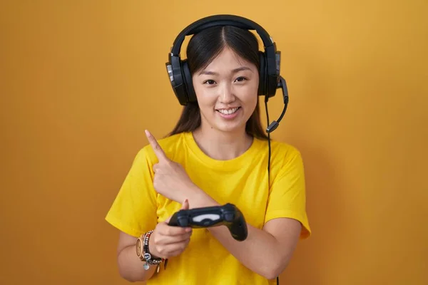 Čínská Mladá Žena Hraje Videohry Drží Ovladač Veselý Úsměvem Tváři — Stock fotografie