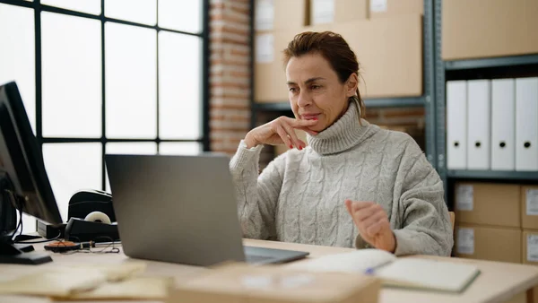 Mulher Hispânica Meia Idade Commerce Trabalhador Negócios Usando Laptop Escritório — Fotografia de Stock