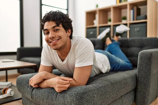 Mladý Hispánec Šťastně Usmívá Když Leží Doma Pohovce — Stock fotografie