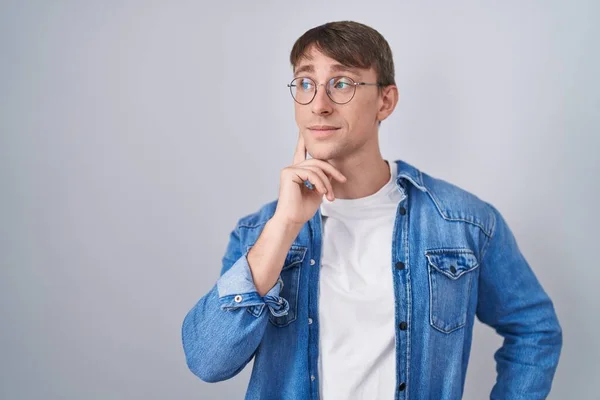 Caucasian Blond Man Standing Wearing Glasses Hand Chin Thinking Question — Foto de Stock
