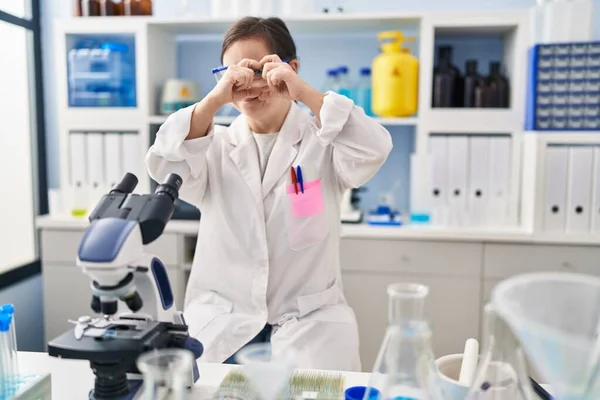 기사보기 증후군을 스페인 소녀가 과학자 실험실에서 모양을 손가락으로 웃으며 간판을 — 스톡 사진