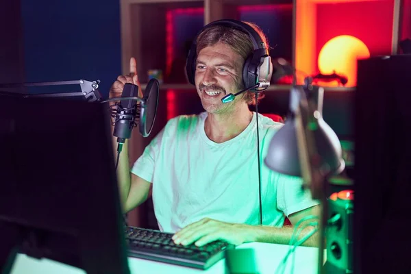 Homem Caucasiano Com Bigode Jogando Videogames Sorrindo Feliz Apontando Com — Fotografia de Stock