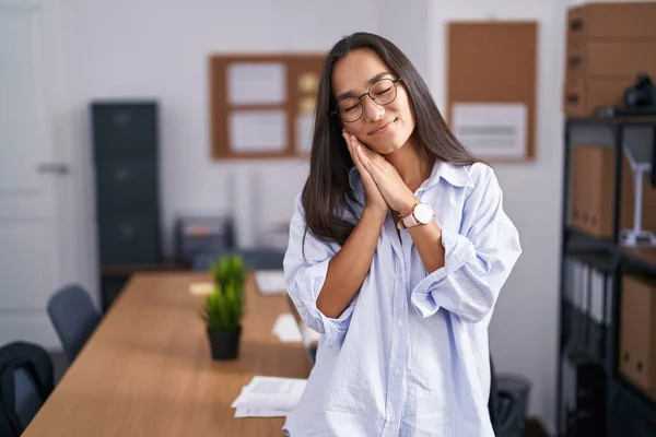 Joven Mujer Hispana Oficina Durmiendo Cansada Soñando Posando Con Las — Foto de Stock