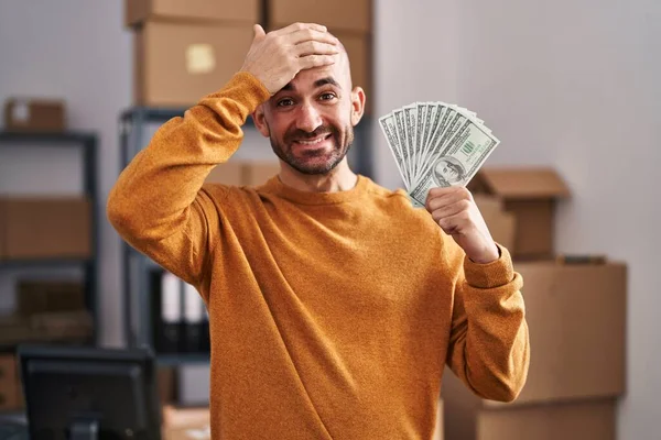 Joven Calvo Con Barba Trabajando Comercio Electrónico Pequeñas Empresas Sosteniendo —  Fotos de Stock