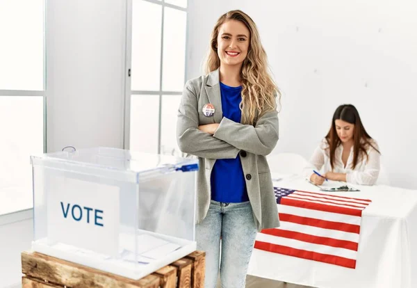 年轻的美国女选民戴着我的投票徽章 手挽手站在选举学院里 — 图库照片