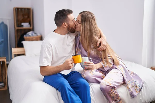 Άντρας Και Γυναίκα Φιλιούνται Και Αγκαλιάζονται Πίνοντας Καφέ Στην Κρεβατοκάμαρα — Φωτογραφία Αρχείου