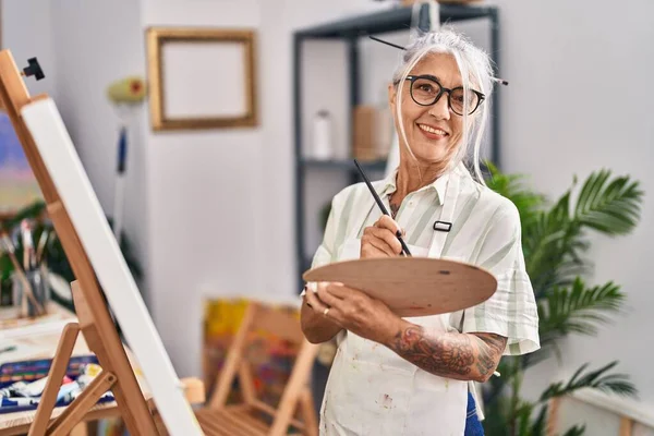 Sanat Stüdyosunda Kendine Güvenen Gülümseyen Gri Saçlı Bir Kadın Sanatçı — Stok fotoğraf