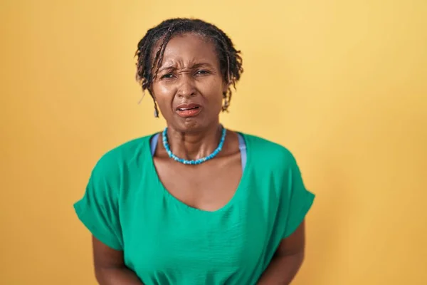 Sarı Arka Planı Olan Afrikalı Bir Kadın Midesi Üzerinde Üstünde — Stok fotoğraf