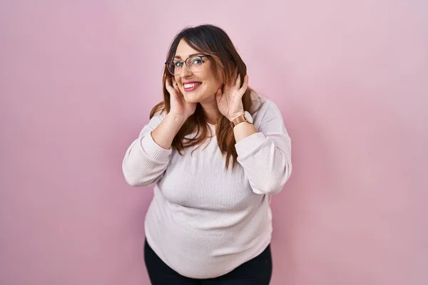 Pregnant Woman Standing Pink Background Trying Hear Both Hands Ear — Stock Photo, Image