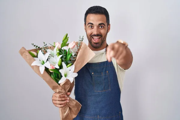 Homem Hispânico Com Barba Trabalhando Como Florista Apontando Para Você — Fotografia de Stock