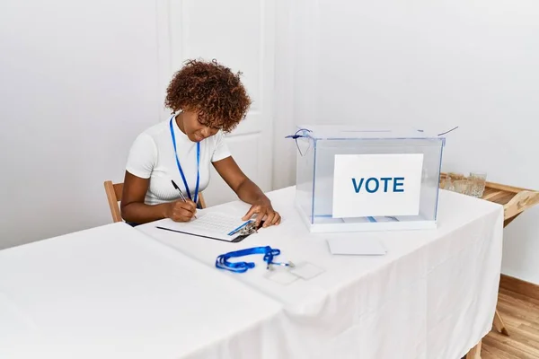 Junge Afroamerikanerin Lächelt Selbstbewusst Und Schreibt Auf Checkliste Electoral College — Stockfoto