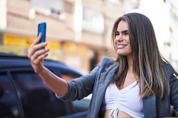 Young Woman Smiling Confident Having Video Call Street — ストック写真