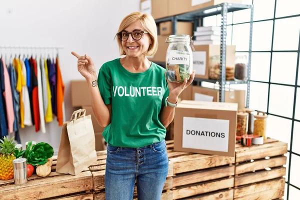 Orta Yaşlı Sarışın Bir Kadın Gönüllü Tişört Giyiyor Elinde Sadaka — Stok fotoğraf