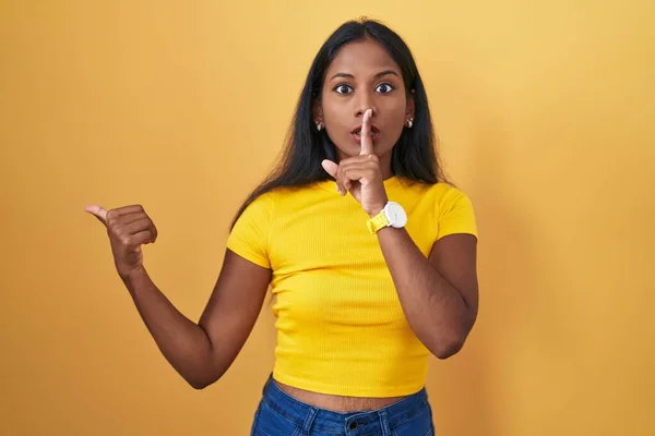 Jonge Indiaanse Vrouw Die Gele Achtergrond Staat Vraagt Stil Zijn — Stockfoto