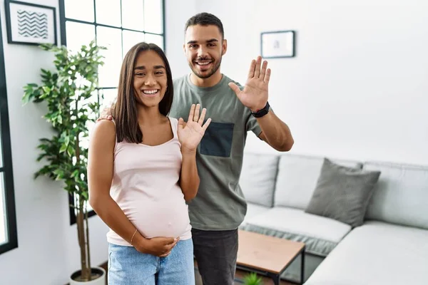 Jong Interraciaal Paar Verwacht Een Baby Aanraken Zwangere Buik Afzien — Stockfoto