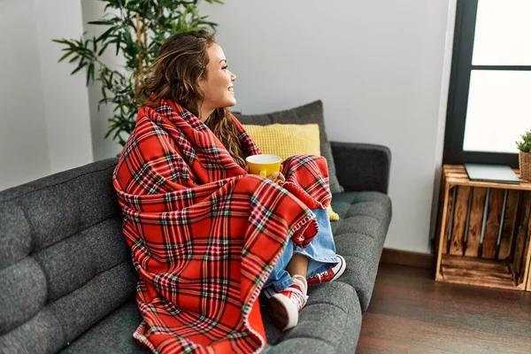 Jovem Mulher Hispânica Bonita Bebendo Café Sentado Sofá Casa — Fotografia de Stock