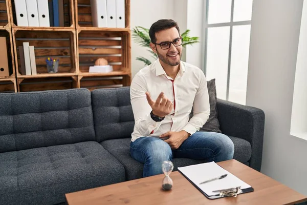 Junger Hispanischer Mann Mit Bart Der Der Beratungsstelle Arbeitet Winkt — Stockfoto