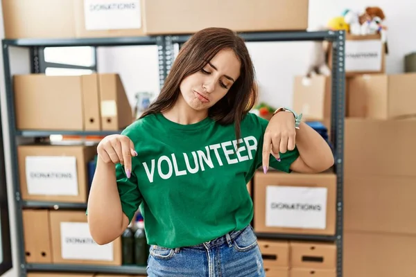 Νεαρή Μελαχρινή Γυναίκα Που Φοράει Εθελοντικό Μπλουζάκι Δωρεές Στέκεται Δείχνοντας — Φωτογραφία Αρχείου