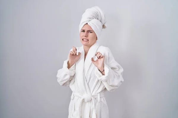 Blond Blank Vrouw Draagt Badjas Walgelijke Uitdrukking Ontevreden Angstig Doen — Stockfoto