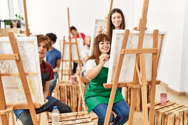 Grupo Jóvenes Estudiantes Dibujo Sonriendo Feliz Dibujo Estudio Arte —  Fotos de Stock