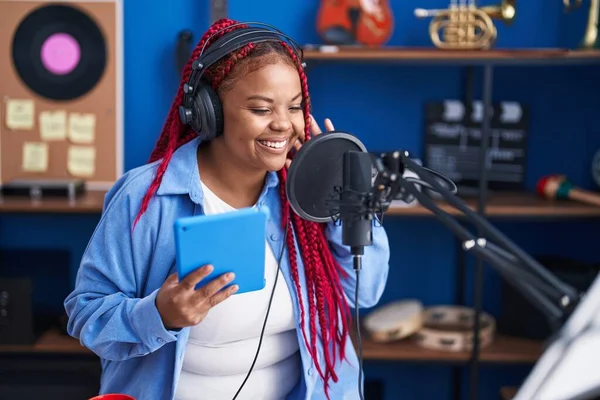 African American Woman Artist Singing Song Holding Touchpad Music Studio — Stock Photo, Image