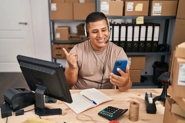 Jovem Hispânico Trabalhando Comércio Eletrônico Pequenas Empresas Vídeo Chamada Sorrindo — Fotografia de Stock
