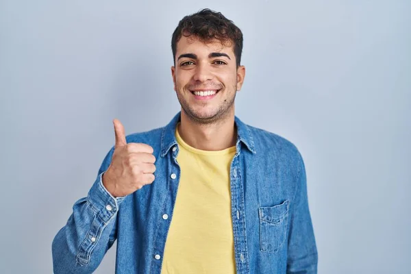 Young Hispanic Man Standing Blue Background Doing Happy Thumbs Gesture — Stock Photo, Image