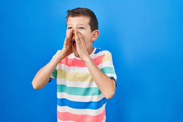 Jovem Caucasiano Criança Sobre Fundo Azul Gritando Irritado Voz Alta — Fotografia de Stock