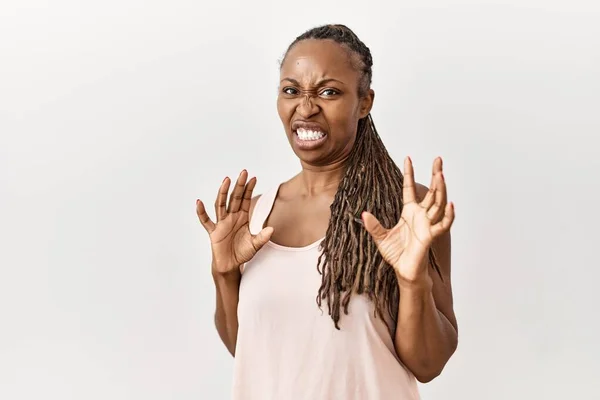 Zwarte Vrouw Met Vlechten Geïsoleerde Achtergrond Walgelijke Uitdrukking Ontevreden Angstig — Stockfoto