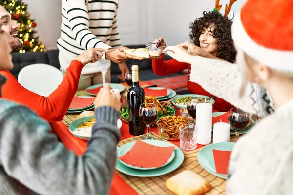 Ομάδα Νέων Ανθρώπων Χαμογελώντας Ευτυχισμένοι Έχοντας Χριστουγεννιάτικο Δείπνο Στο Σπίτι — Φωτογραφία Αρχείου
