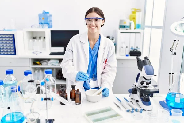실험실에서 일하는 과학자 유니폼을 — 스톡 사진