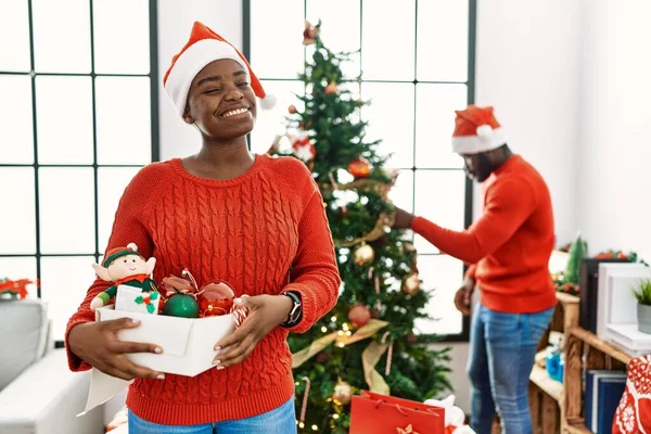 Jovem Casal Afro Americano Por Árvore Natal Piscando Olhando Para — Fotografia de Stock