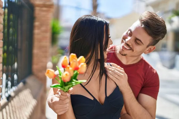 Чоловік Жінка Пара Обіймають Один Одного Тримаючи Букет Квітів Вулиці — стокове фото