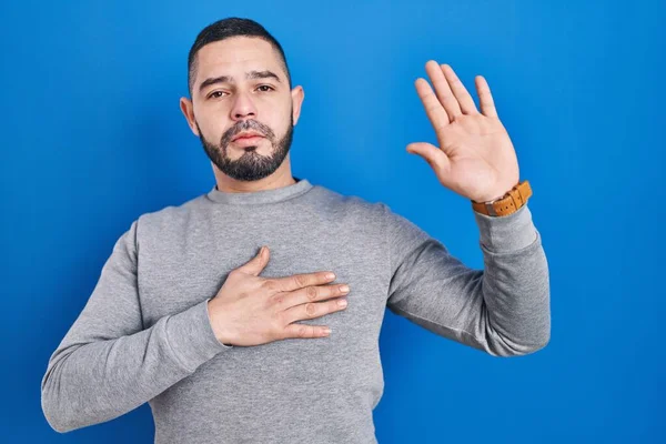 Hispanischer Mann Der Vor Blauem Hintergrund Steht Und Mit Der — Stockfoto