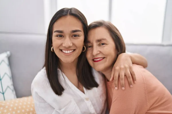 Two Women Mother Daughter Sitting Sofa Together Home — Stockfoto