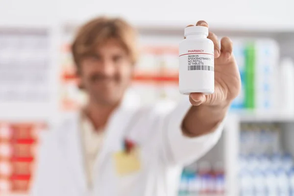 Young Man Pharmacist Smiling Confident Holding Pills Bottle Pharmacy — Stock Photo, Image