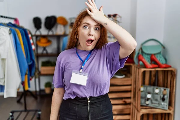 Perakende Satış Mağazasında Yönetici Olarak Çalışan Genç Kızıl Saçlı Kadın — Stok fotoğraf