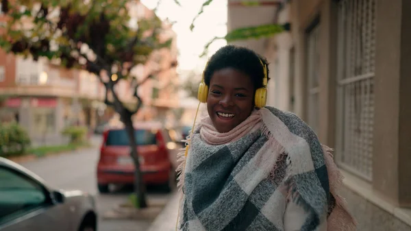 Νεαρή Αφροαμερικανή Γυναίκα Χαμογελά Αυτοπεποίθηση Ακούγοντας Μουσική Στο Δρόμο — Φωτογραφία Αρχείου