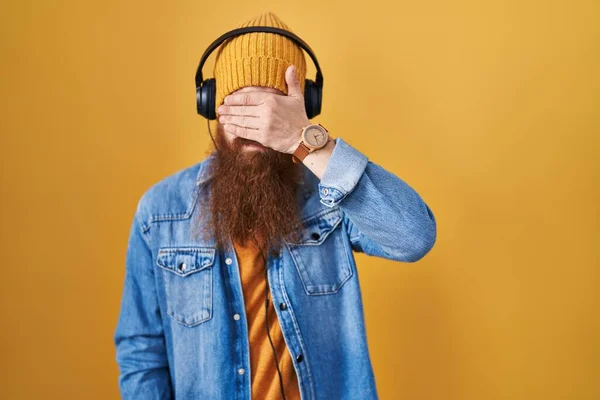 Vit Man Med Långt Skägg Som Lyssnar Musik Med Hörlurar — Stockfoto
