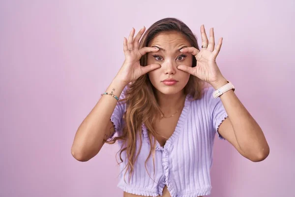 Young Hispanic Woman Standing Pink Background Trying Open Eyes Fingers — Stock Photo, Image