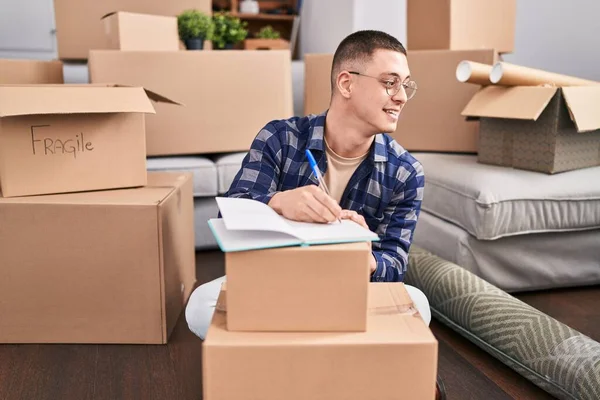 Jonge Latijns Amerikaanse Man Schrijft Notebook Zittend Vloer Een Nieuw — Stockfoto