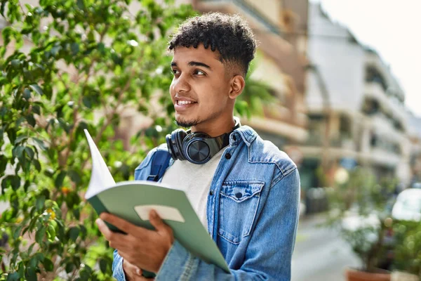 Hispanischer Junger Mann Liest Auf Der Straße Ein Buch — Stockfoto