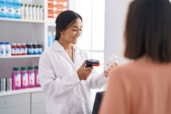 Two Women Pharmacist Scanning Pills Bottle Customer Pharmacy — Foto de Stock