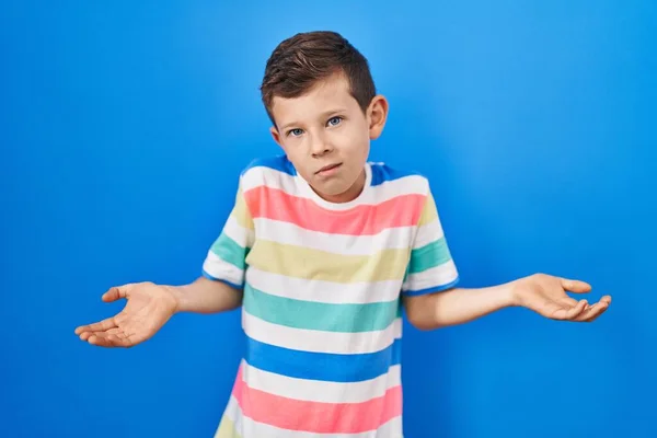 Jovem Caucasiano Criança Sobre Fundo Azul Sem Noção Confundido Com — Fotografia de Stock